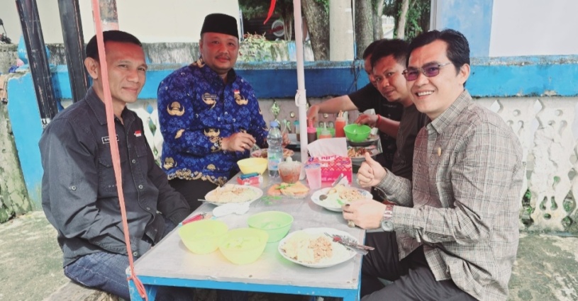 Ketua Komisi II DPRD Kota Bengkulu, Rodi, Makan Mie Ayam Legendaris Bersama Wakil Wali Kota Ronny