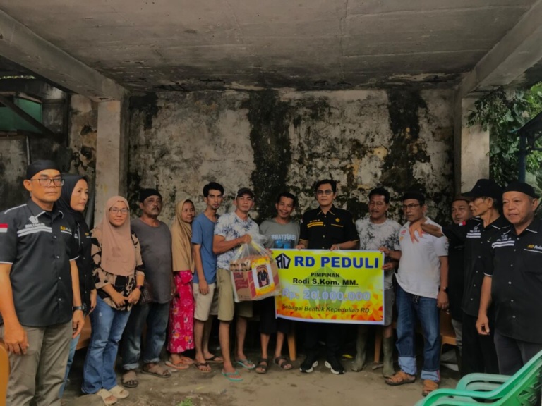 Rodi Tunjukkan Kepedulian, Serahkan Bantuan untuk Korban Kebakaran di Sumur Meleleh