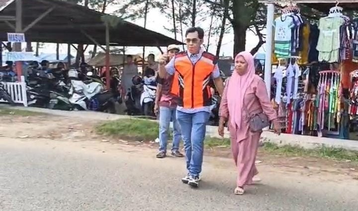 Rodi Turun Langsung Atur Lalu Lintas di Pantai Jakat, Tunjukkan Kepedulian terhadap Wisata Bengkulu