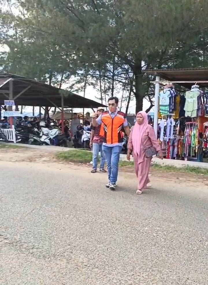 Rodi Turun Langsung Atur Lalu Lintas di Pantai Jakat, Tunjukkan Kepedulian terhadap Wisata Bengkulu