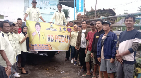 Aksi Tanggap Rodi, S.Kom Ketua PK Partai Golkar Bantu Korban Banjir di Kecamatan Sungai Serut, Tanjung Agung