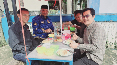 Ketua Komisi II DPRD Kota Bengkulu, Rodi, Makan Mie Ayam Legendaris Bersama Wakil Wali Kota Ronny
