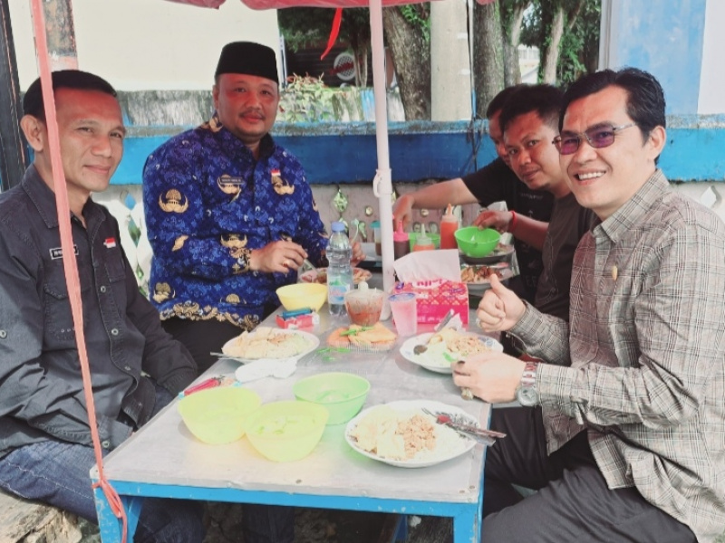 Rodi dan Wakil Wali Kota Ronny menikmati mie ayam legendaris di Bengkulu